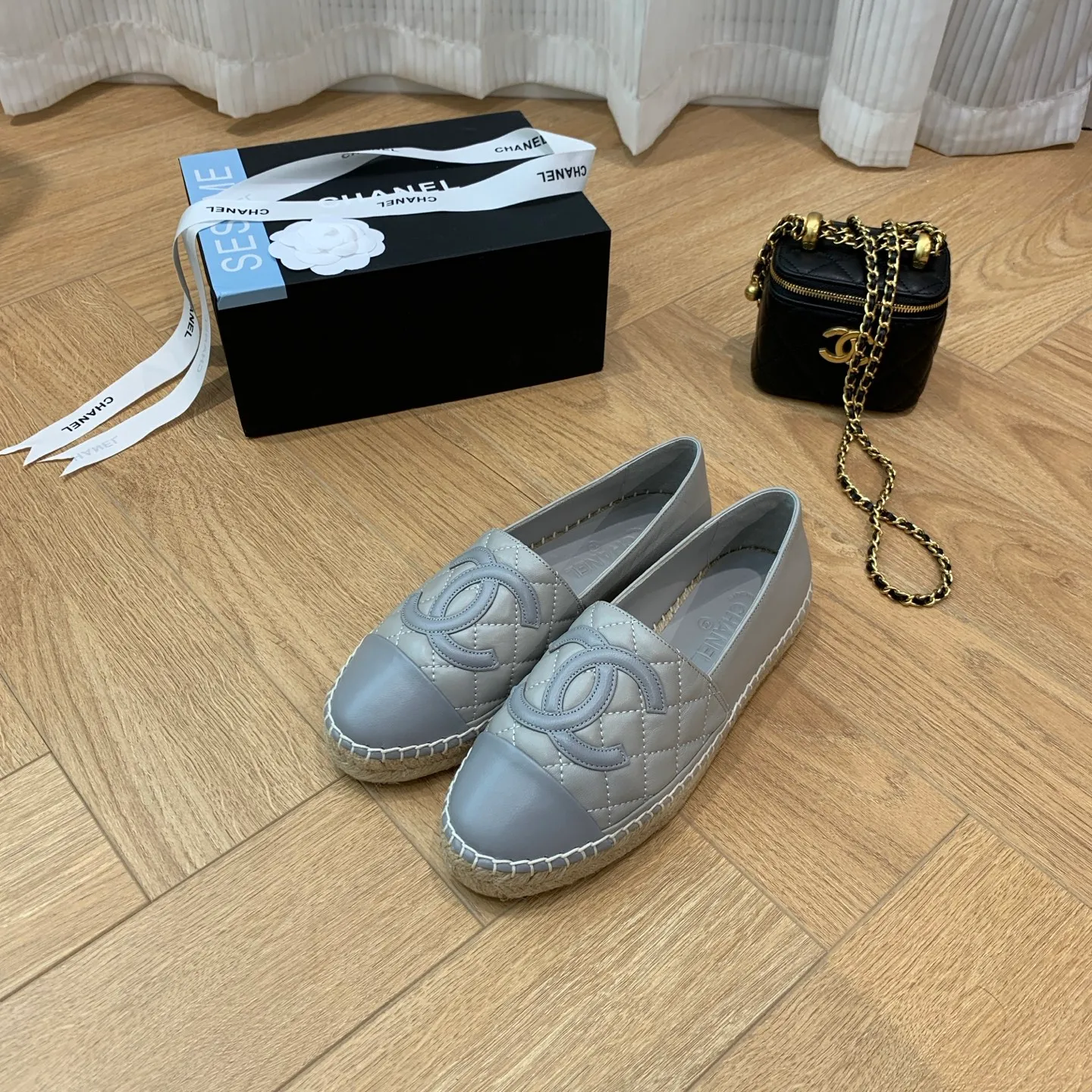 👟👟Ex-factory price 480👟👟 👑New colors are coming ✌️The new version of Chanel fisherman shoes is coming❗️Delivered in a complete set of top-notch packaging. The quality of my fisherman shoes has not been introduced much, everyone who has tried it knows it! The original customized upper, and my outsole is the original translucent outsole, the opaque outsole is the wrong version, full set of authentic packaging ❗️ size: 35-40, running price
